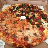4/22/2013 tarihinde Sallyziyaretçi tarafından Pizza on Pearl'de çekilen fotoğraf