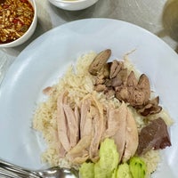 Photo taken at Je Aoun Chicken Rice by isbela S. on 11/17/2023