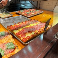 12/10/2023 tarihinde Jenn P.ziyaretçi tarafından Square Pizza Co.'de çekilen fotoğraf