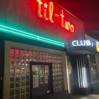 Foto diambil di Til Two Club oleh Jenn P. pada 11/19/2022