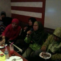 Foto tirada no(a) Lime Light Family Karaoke &amp;amp; Cafe por Asih W. em 12/22/2012