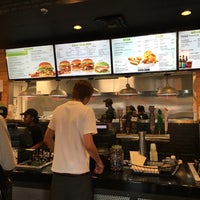 Foto diambil di BurgerFi oleh Erik🇺🇸 pada 5/14/2016