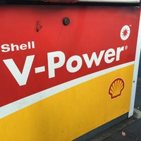 Photo taken at Shell by Erik🇺🇸 on 7/27/2016