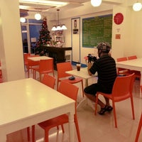 Foto tomada en The Midnight Owl Snack &amp;amp; Study Cafe  por John R. el 12/1/2012