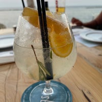 Das Foto wurde bei La Isla Beach Bar Restaurant von Ольга А. am 7/11/2022 aufgenommen