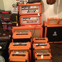 รูปภาพถ่ายที่ Southside Guitars โดย Jen B. เมื่อ 12/28/2012