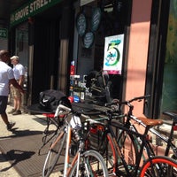 รูปภาพถ่ายที่ Grove Street Bicycles โดย KGS💥 เมื่อ 6/7/2014
