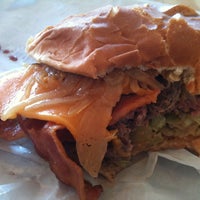 Das Foto wurde bei Pee Wee&amp;#39;s Famous Hot Dogs and Hamburgers von Fat P. am 8/16/2013 aufgenommen