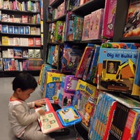 Photo taken at Popular Bookstore by Tan M. on 2/27/2014