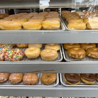 Foto diambil di SK Donuts &amp;amp; Croissants oleh Mike pada 4/14/2023