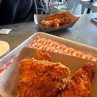 Foto diambil di Blue Ribbon Fried Chicken oleh Mike pada 3/24/2024