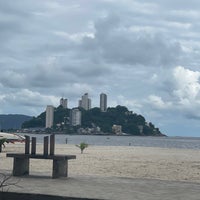 Photo taken at Praia do Gonzaguinha by Chico del Mundo on 2/11/2022