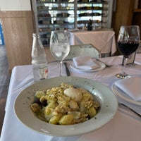 Foto diambil di Restaurante Dona Florinda oleh Chico del Mundo pada 5/19/2023