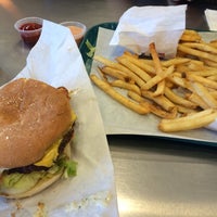 6/13/2015 tarihinde Dwayne B.ziyaretçi tarafından JCW&amp;#39;s The Burger Boys'de çekilen fotoğraf