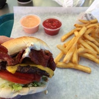 1/17/2015 tarihinde Dwayne B.ziyaretçi tarafından JCW&amp;#39;s The Burger Boys'de çekilen fotoğraf