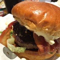 Foto tirada no(a) Burger 21 por Patrick H. em 11/2/2015