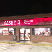 Foto diambil di Casey&amp;#39;s General Store oleh kazu pada 6/20/2018