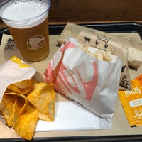 Photo taken at Taco Bell by こげ太郎 こ. on 6/28/2022