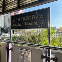 Photo taken at BTS Saphan Taksin (S6) by Nawa S. on 1/7/2024