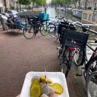 Photo taken at Vishuisje Prinsengracht by Sabine (Your Ambassadrice) d. on 7/30/2021