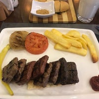รูปภาพถ่ายที่ Ramazan Bingöl Köfte &amp;amp; Steak โดย Zehra เมื่อ 2/10/2018