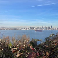 Photo taken at Hamilton Viewpoint Park by Andy on 11/20/2022