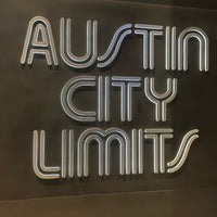 รูปภาพถ่ายที่ Austin City Limits Live โดย JàNay เมื่อ 4/14/2023