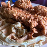 2/4/2017 tarihinde JàNayziyaretçi tarafından Maxine&amp;#39;s Chicken &amp;amp; Waffles'de çekilen fotoğraf