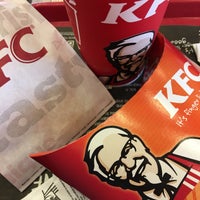 รูปภาพถ่ายที่ KFC โดย Helena T. เมื่อ 8/14/2017