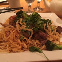 Foto diambil di Com Dunwoody Vietnamese Grill oleh MJ J. pada 3/25/2015