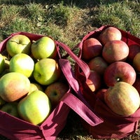 Foto diambil di Applebarn at Taves Family Farms oleh Kin L. pada 10/8/2012
