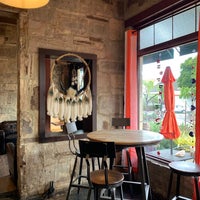 Foto diambil di East Village Coffee Lounge oleh Dilek U. pada 12/25/2021