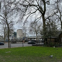 Foto diambil di Victoria Embankment Gardens oleh Dilek U. pada 2/4/2024