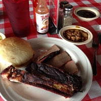 รูปภาพถ่ายที่ Smokeys BBQ โดย Tara W. เมื่อ 12/9/2012