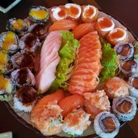 Foto tirada no(a) Zensei Sushi por Ricardo T. em 5/26/2013