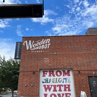 รูปภาพถ่ายที่ Wooden Robot Brewery โดย Natalie F. เมื่อ 9/10/2023
