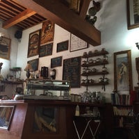 Foto diambil di Café Carcamanes oleh Enrique V. pada 4/11/2015