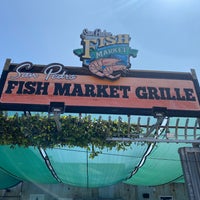 Foto scattata a San Pedro Fish Market Grille da Francis Roy B. il 4/21/2024