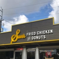 Foto tomada en Sam&amp;#39;s Fried Chicken &amp;amp; Donuts  por Kristen H. el 4/28/2019
