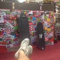 Foto scattata a Carve Skate Shop da Greg N. il 7/18/2014