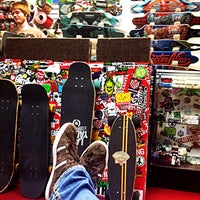 9/18/2014 tarihinde Greg N.ziyaretçi tarafından Carve Skate Shop'de çekilen fotoğraf