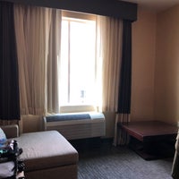 Foto diambil di Holiday Inn Express &amp;amp; Suites oleh Kendall C. pada 11/20/2018