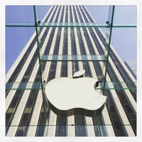 Photo taken at Apple Fifth Avenue by Raúl J. on 9/4/2015