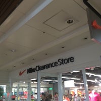 Nike Clearance Store 鶴見区のスポーツ用品店