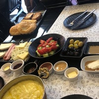 Photo taken at Siyah Cafe &amp;amp; Breakfast by Mert on 1/29/2022