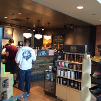 Foto tirada no(a) Starbucks por David F. em 8/29/2016