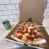 2/11/2023 tarihinde Gustavo R.ziyaretçi tarafından Jumbo Slice Pizza'de çekilen fotoğraf