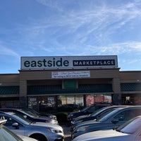 รูปภาพถ่ายที่ Eastside Marketplace โดย Mike G. เมื่อ 12/2/2022