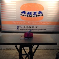 รูปภาพถ่ายที่ AHZA Burger House โดย Muhamad S. เมื่อ 10/3/2014