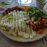 Foto tirada no(a) L.A. Burrito por Steven M. em 4/21/2016